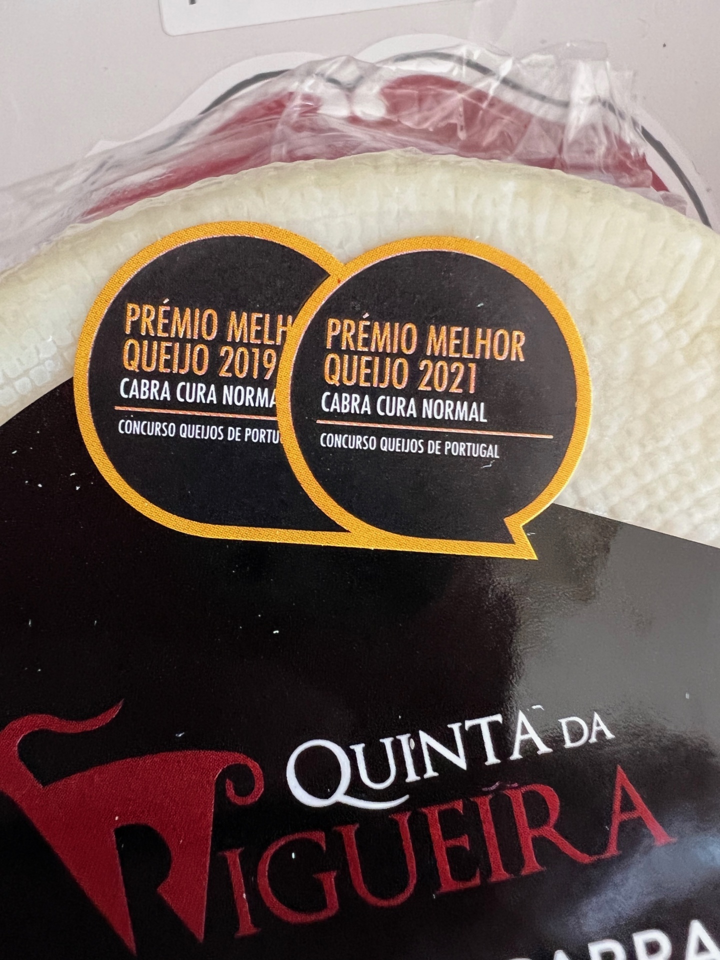 Queijo de Cabra - Quinta da Rigueira Queijo de cabra com prémios e embalagem preta e branca da Quinta da Rigueira