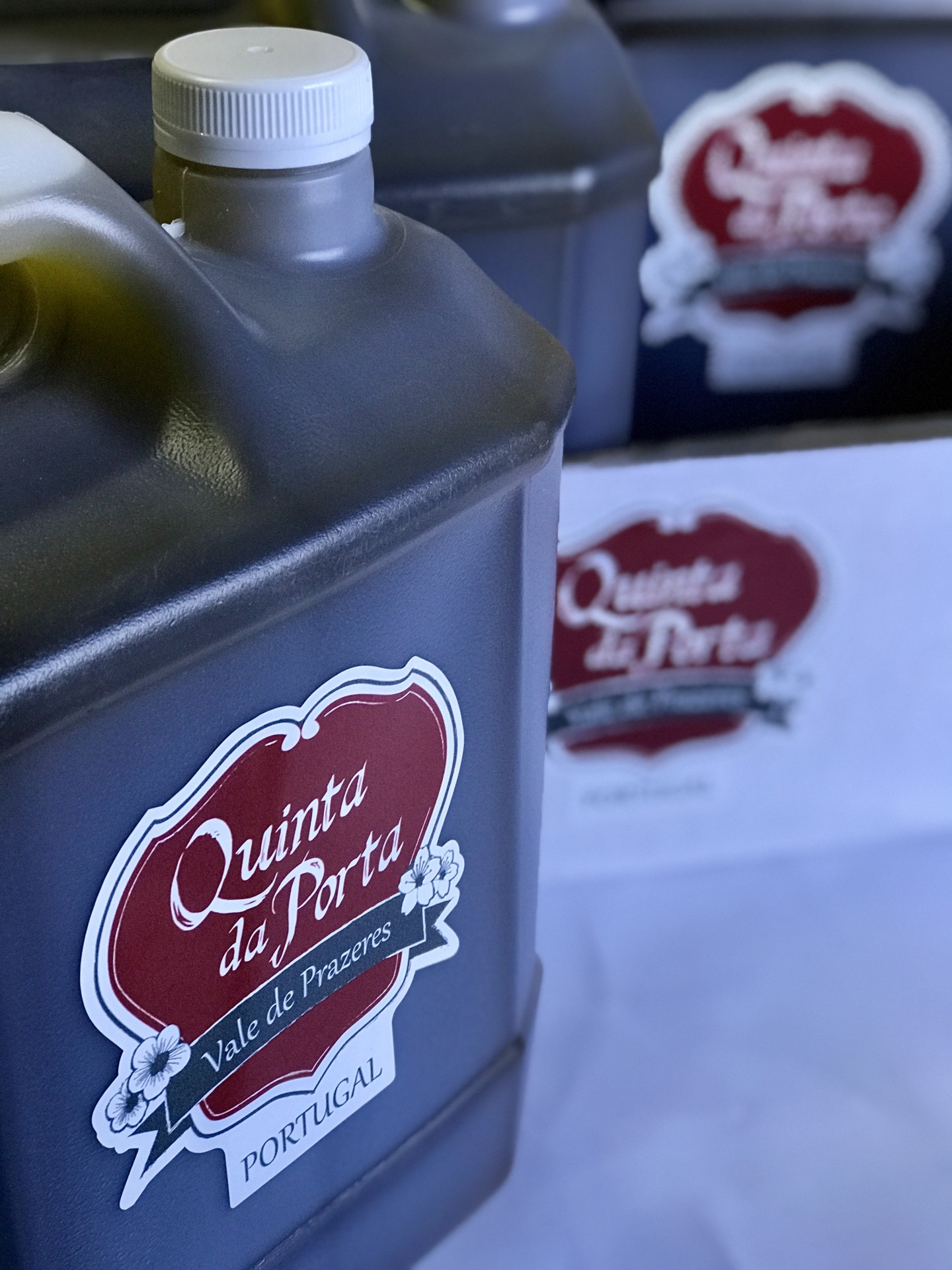 Azeite Virgem Extra - 0,5L Garrafas plásticas cinza com rótulos vermelhos da marca Quinta da Porta