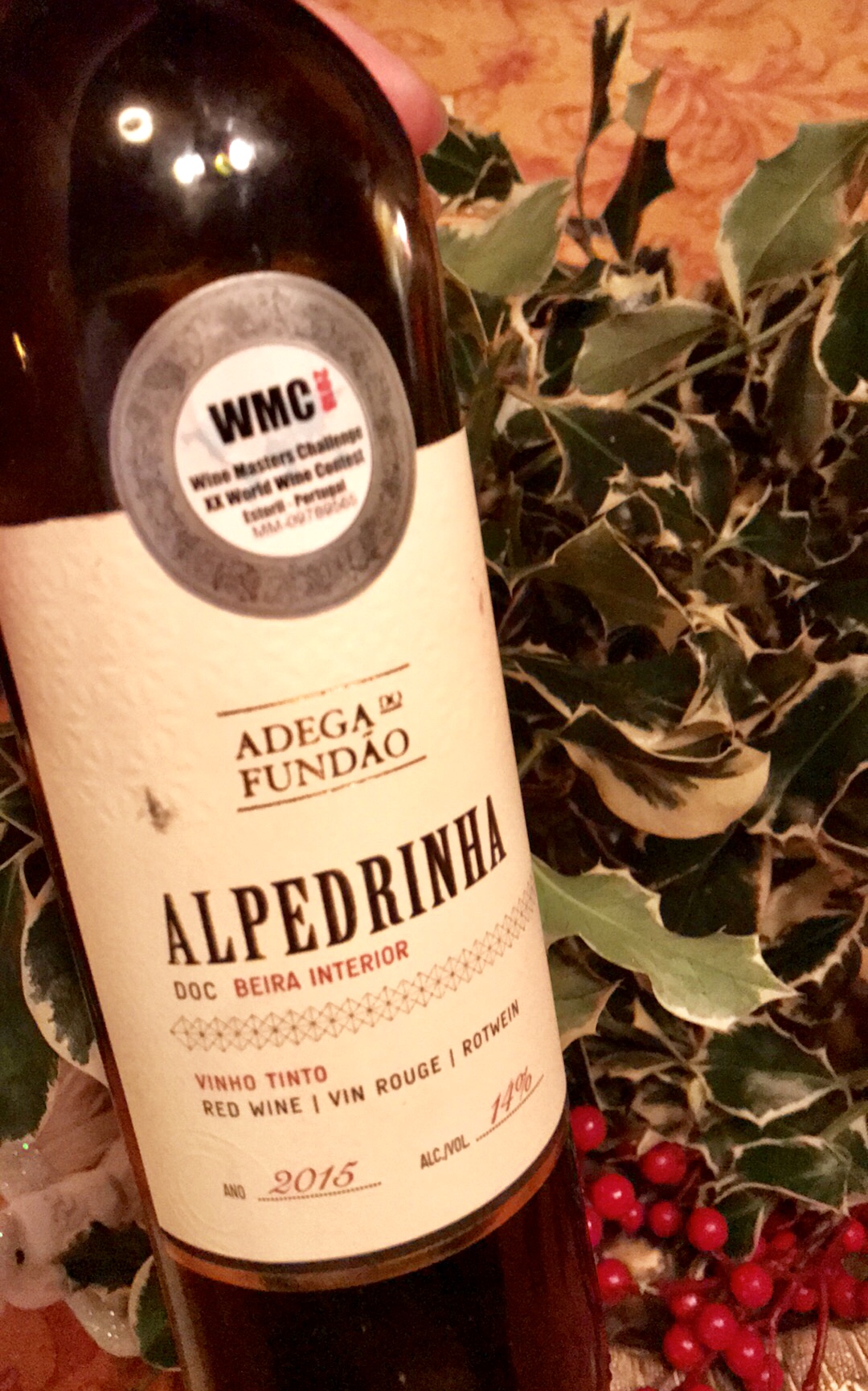 Alpedrinha Garrafa de vinho tinto Alpedrinha com rótulo e selo em fundo de folhas e bagas vermelhas