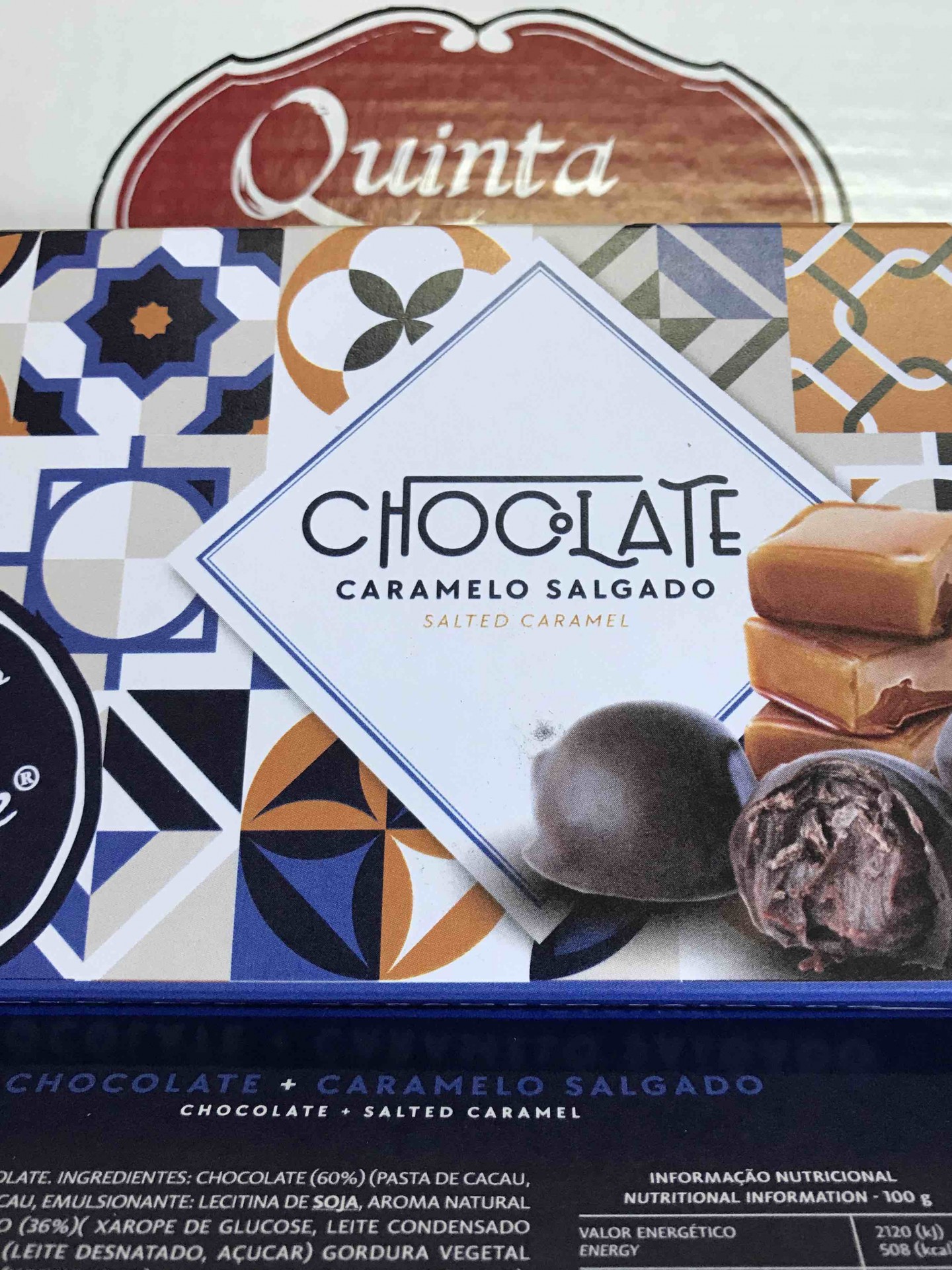 Chocolate + Caramelo Salgado Embalagem colorida de chocolate caramelo salgado da marca Quinta com padrões geométricos