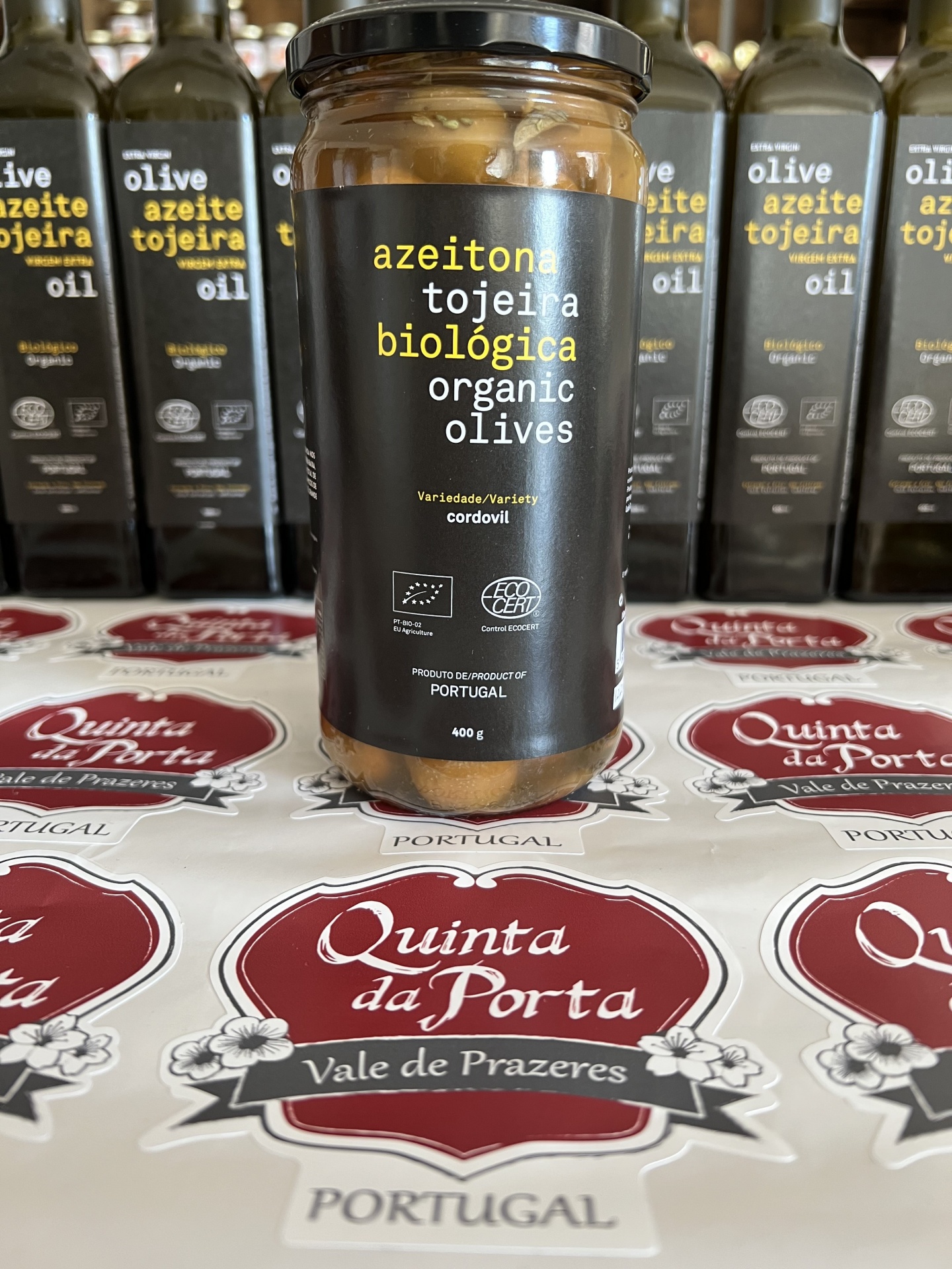 Azeitona Galega Tojeira (BIO) 400g Frasco de azeitonas Tojeira orgânicas com fundo de garrafas e etiquetas Quinta da Porta