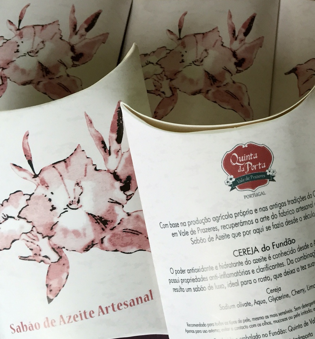 Sabão de Azeite - Artesanal: Cereja (1 un.) Embalagens de sabão artesanal com design floral e texto descritivo em português