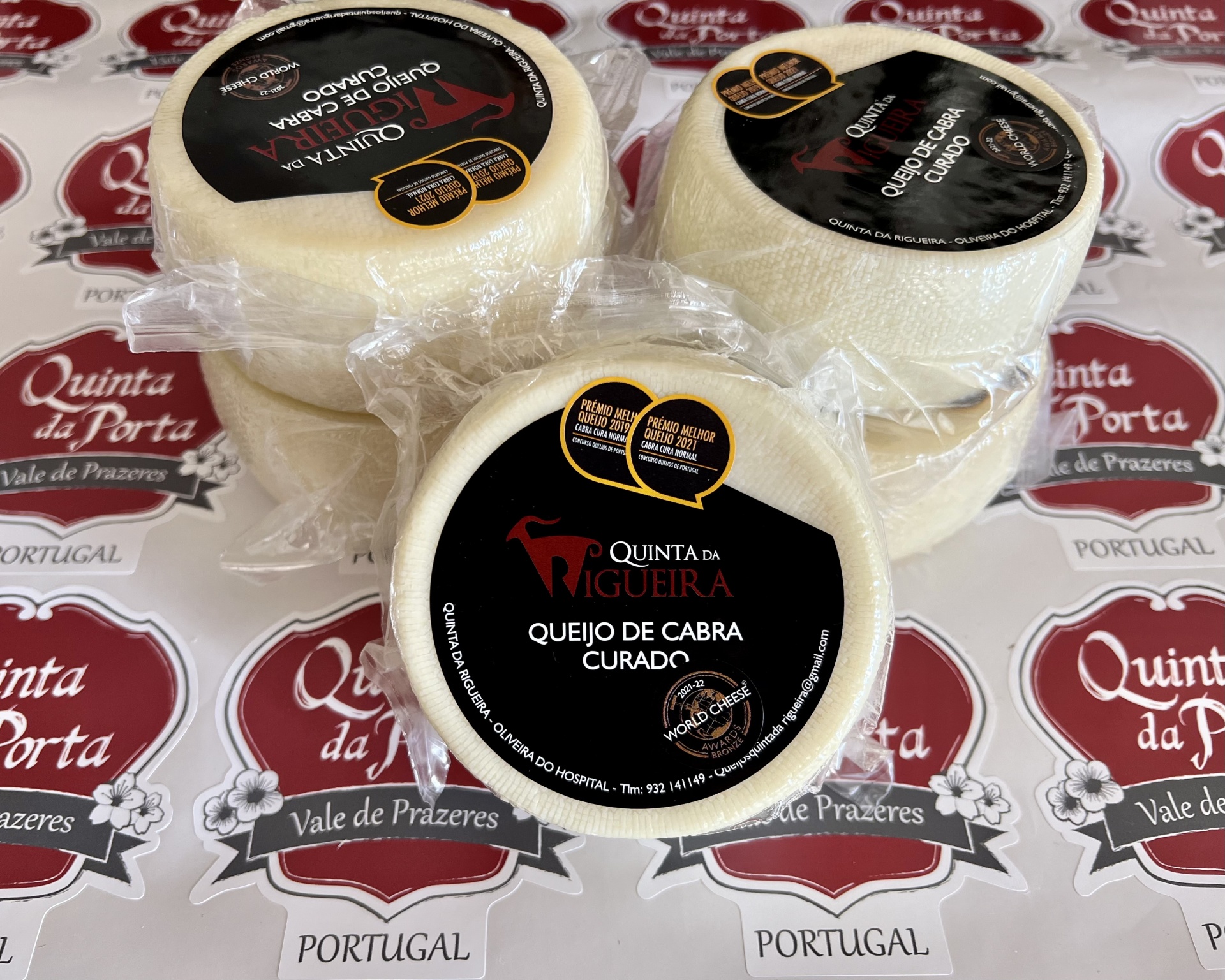 Queijo de Cabra - Quinta da Rigueira Queijo de cabra curado Quinta da Vigieira em embalagem transparente com rótulo preto e vermelho