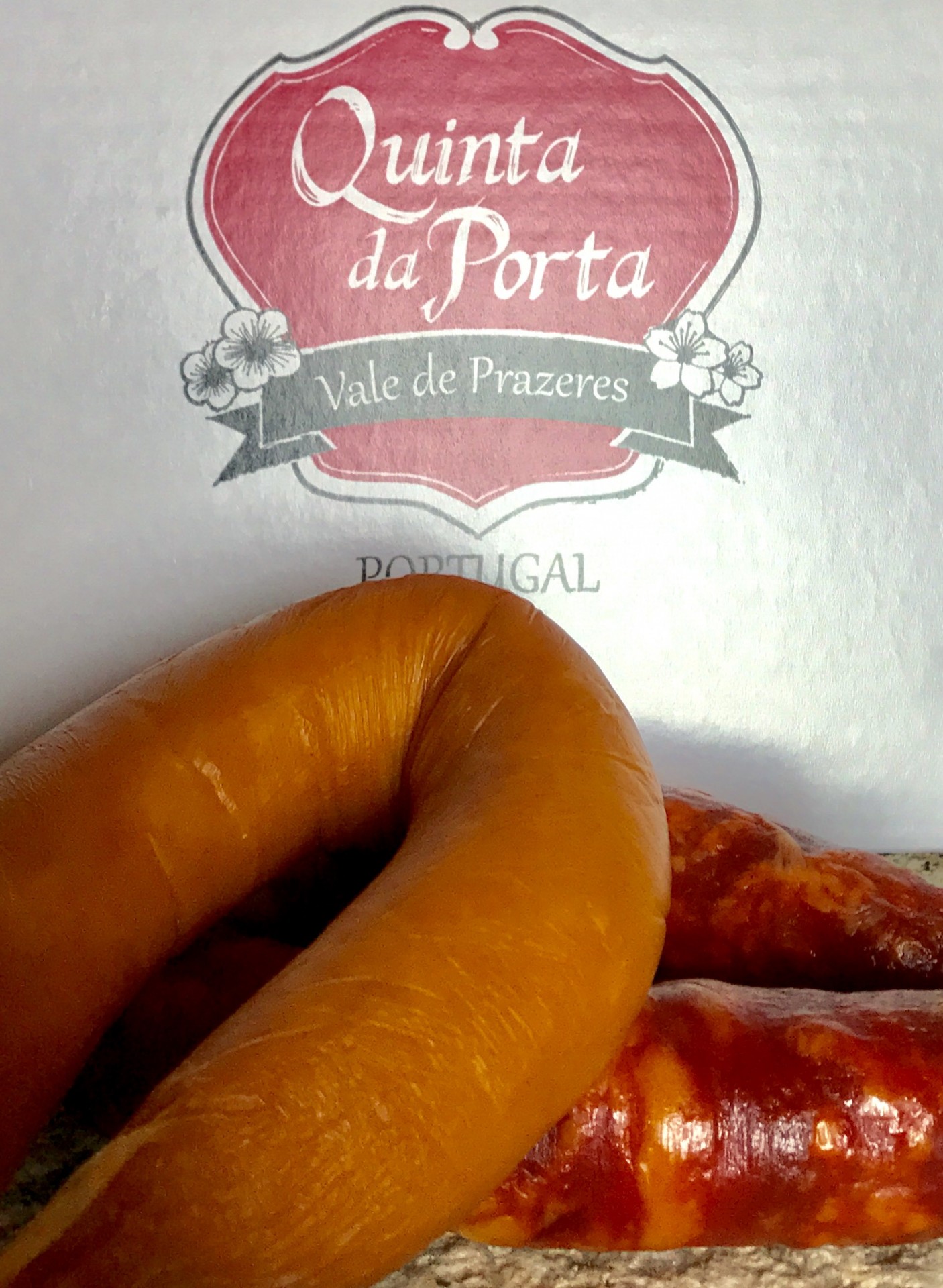 Farinheira da Beira-Baixa (2 un.) Enchidos com rótulo Quinta da Porta e Vale de Prazeres ao fundo