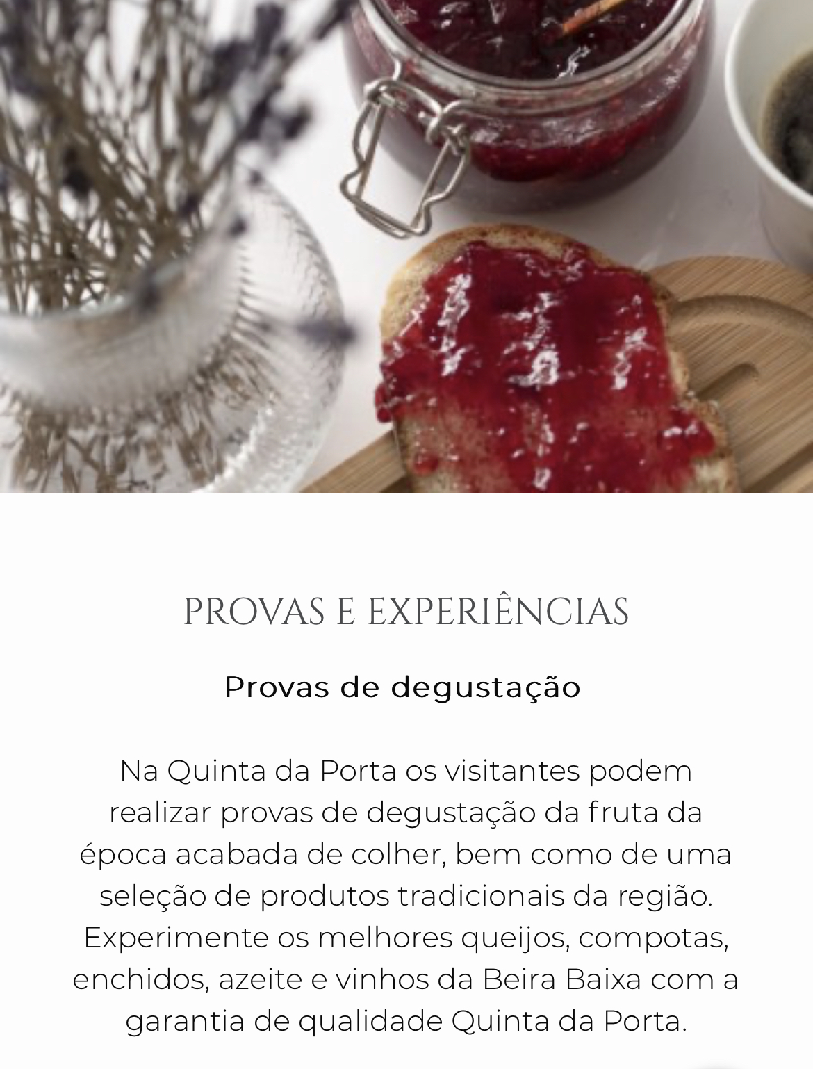 Fim de semana na montanha frasco de compota vermelha, pão com compota, chávena de café e vaso com ramos secos