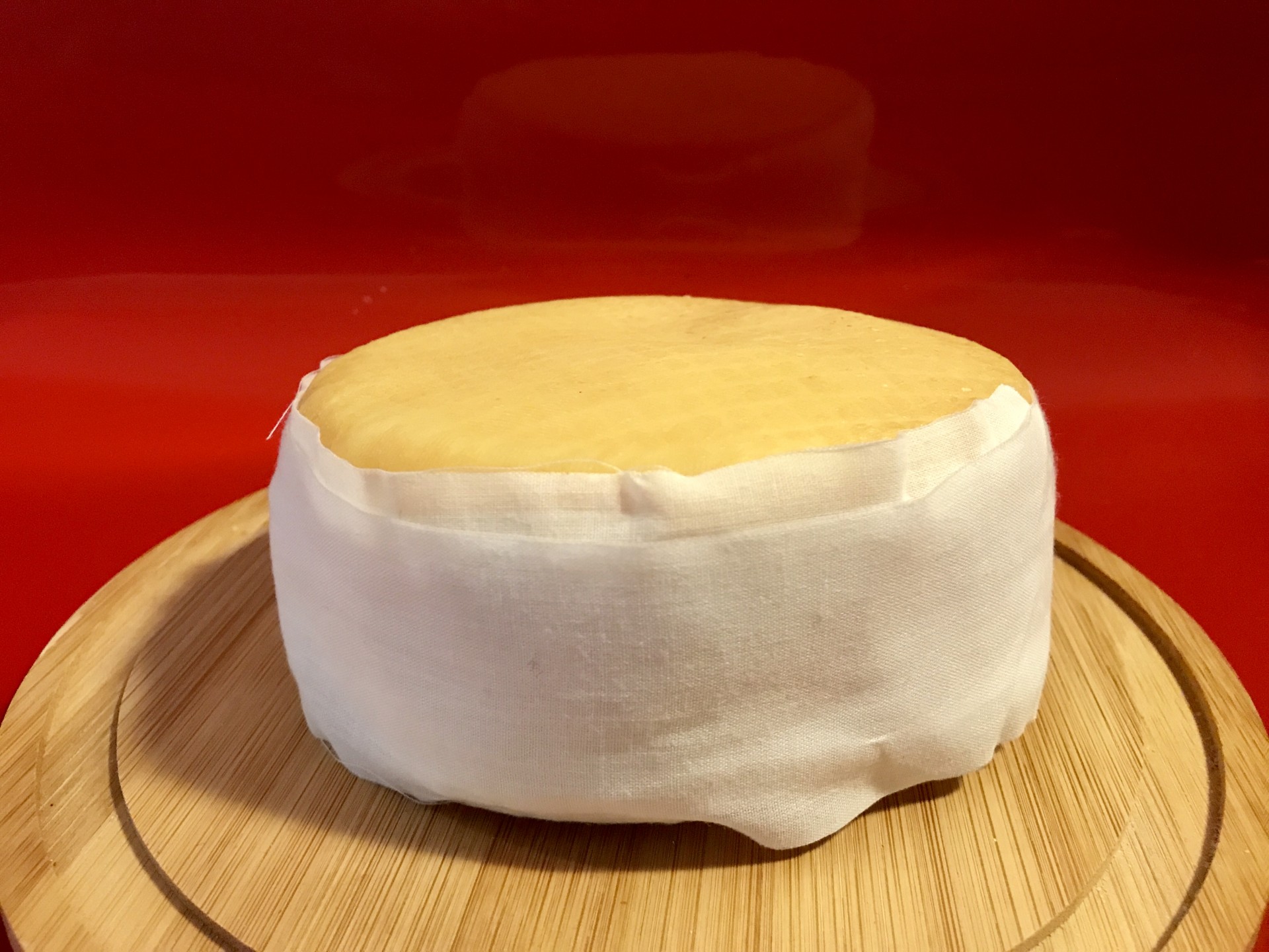 Queijo de Ovelha - Pack 4 Queijos Queijo redondo envolvido em pano branco numa tábua de madeira