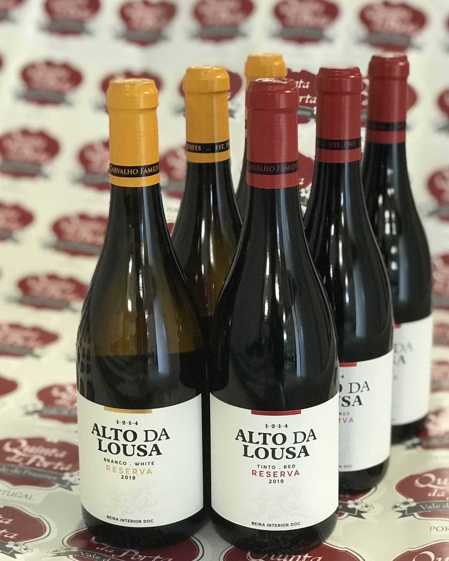 Alto da Lousa - Quinta dos Termos - PACK 6 (2x3) Seis garrafas de vinho ALTO DA LOUSA com rótulos brancos e cápsulas amarelas e vermelhas.