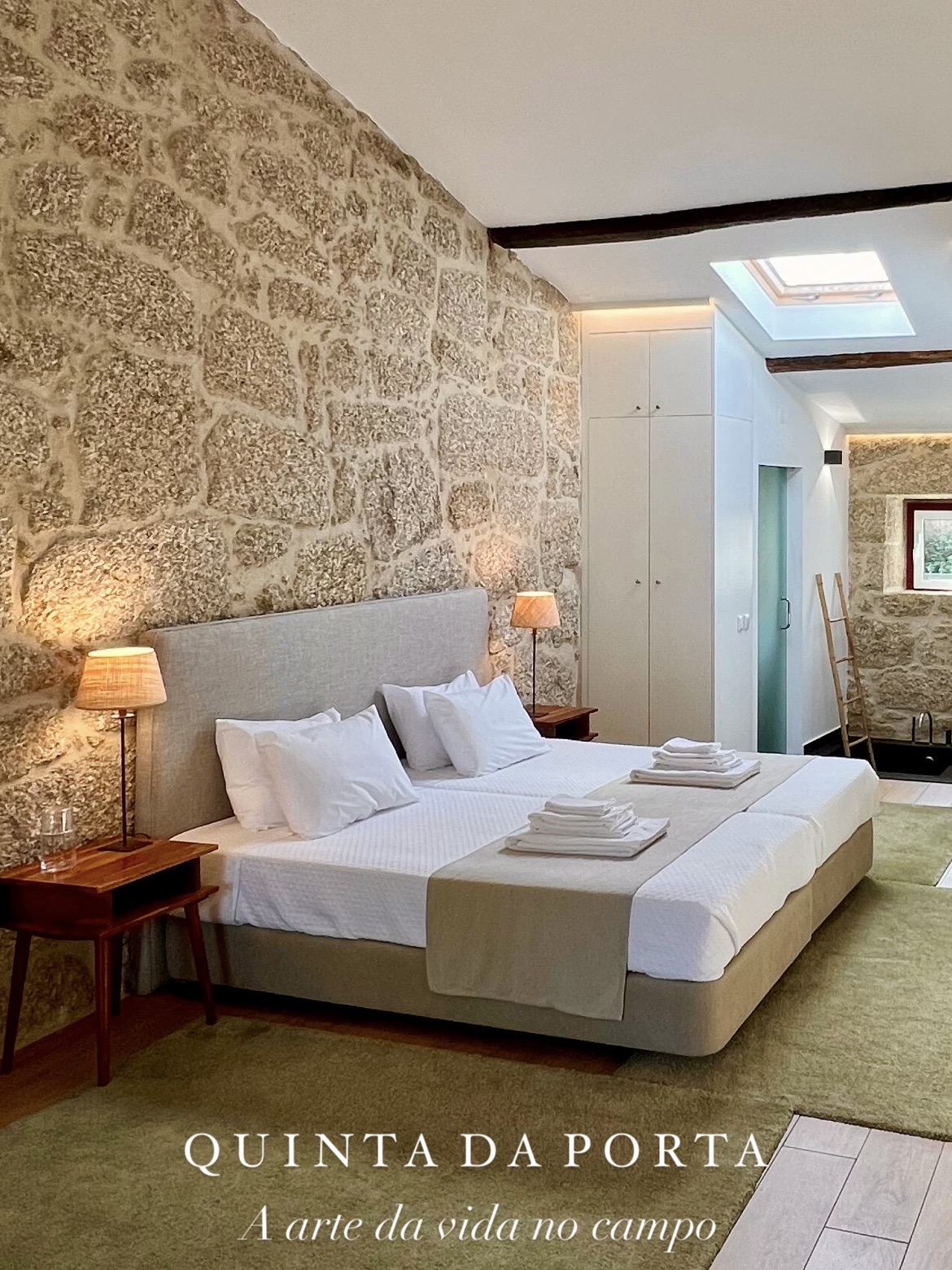 Estadia de duas noites Quarto rústico com parede de pedra e cama de casal