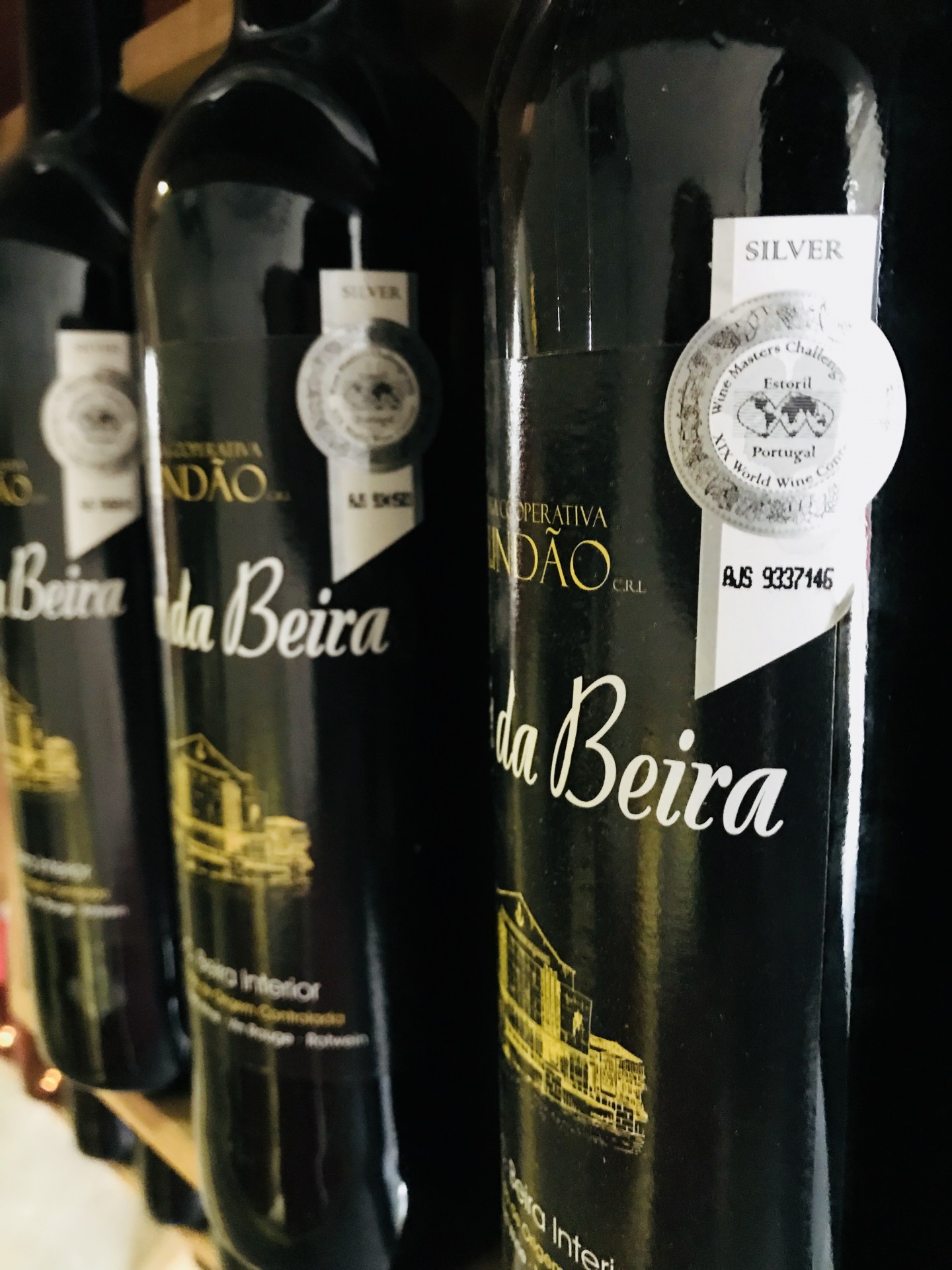 Super Pack: Queijo, Vinho e Enchidos : 1+6+12 Garrafa de vinho Da Beira com selo silver em prateleira de madeira.