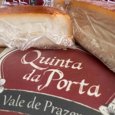 Pedaços de queijo embalados com texto 'Quinta da Porta Vale de Prazeres'