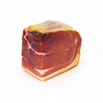 Peça de fiambre curado com gordura em fundo branco