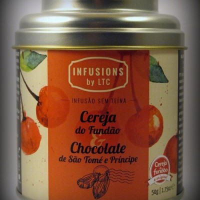 Lata metálica com infusão de cereja e chocolate