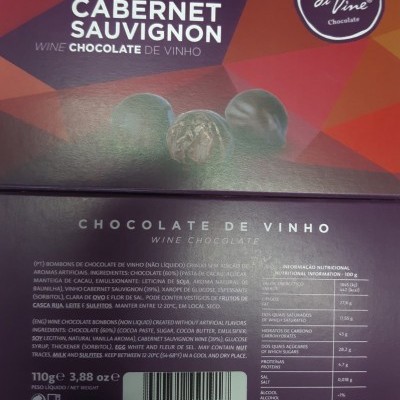 Embalagem de chocolate Cabernet Sauvignon com bombons de chocolate e design geométrico colorido