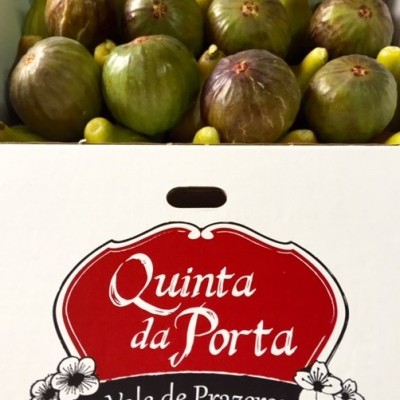 Caixa de papel com figos frescos e etiqueta Quinta da Porta Vale de Prazeres