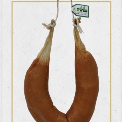 Enchido castanho-alaranjado pendurado com etiqueta e cordão