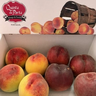 Caixa de pêssegos frescos da marca Quinta da Porta de Portugal com ilustração de cesta de madeira