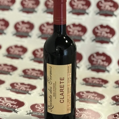 Garrafa de vinho tinto Quinta dos Termos Clarete com rótulo creme, fundo branco com logótipos bordô