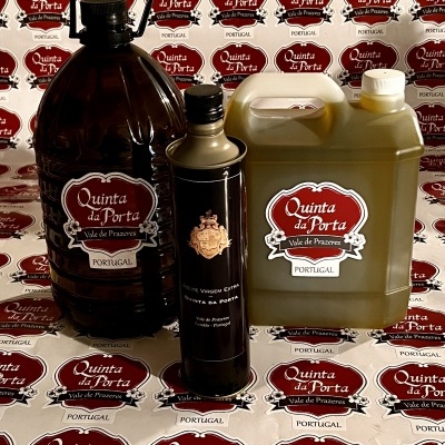 Quatro recipientes de azeite Quinta da Porta sobre fundo com padrão do rótulo da marca.