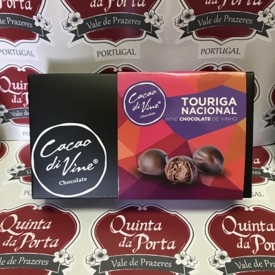Caixa de chocolates Touriga Nacional Cacao di Vine sobre etiquetas Quinta da Porta.