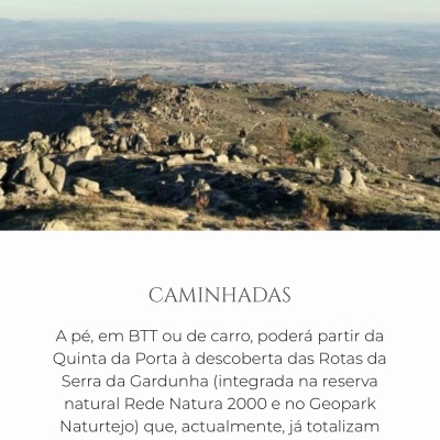 Paisagem de montanha com terreno rochoso e céu azul e texto em português sobre caminhadas na Serra da Gardunha