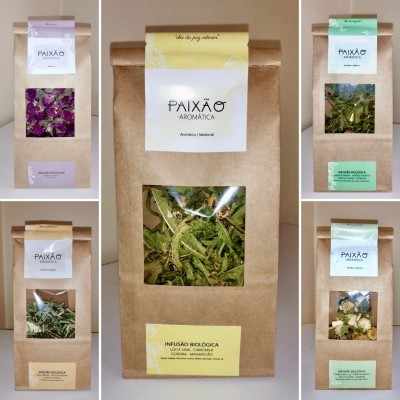 Cinco pacotes de infusões biológicas com folhas e flores secas em sacos de papel castanho com janelas transparentes