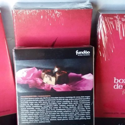 Caixas de bombons de cereja com embalagem vermelha e preta detalhada