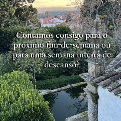 Jardim com árvores, piscina e casas ao fundo ao pôr do sol com texto promocional em português