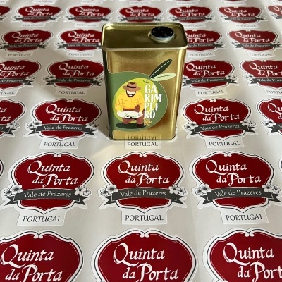Lata metálica dourada com rótulo verde e etiquetas vermelhas e brancas 'Quinta da Porta'