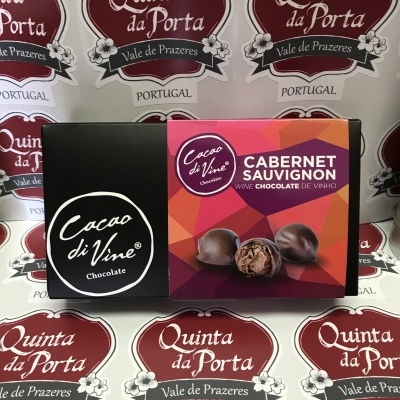 Caixa de chocolate Cabernet Sauvignon da Cacao di Vine sobre fundo com logos Quinta da Porta