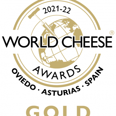 Logótipo do prémio World Cheese Awards 2021-22 com um globo dourado e texto gold