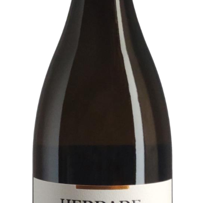 Garrafa de vinho branco com rótulo branco e tampa laranja.