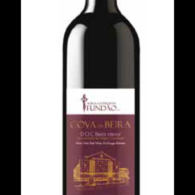 Garrafa de vinho tinto com rótulo vermelho e branco e cápsula preta