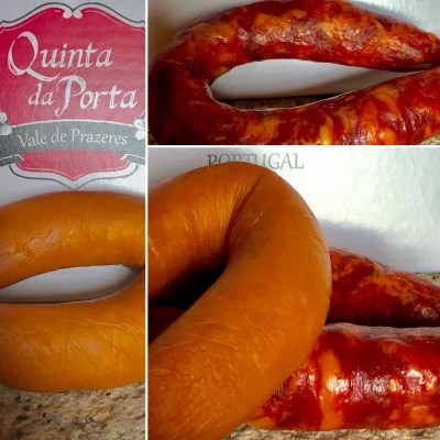 Enchidos curvos vermelhos e alaranjados com placa 'Quinta da Porta Vale de Prazeres'