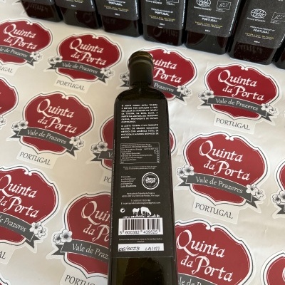 Garrafa de azeite orgânico Quinta da Porta com etiquetas semelhantes ao fundo.