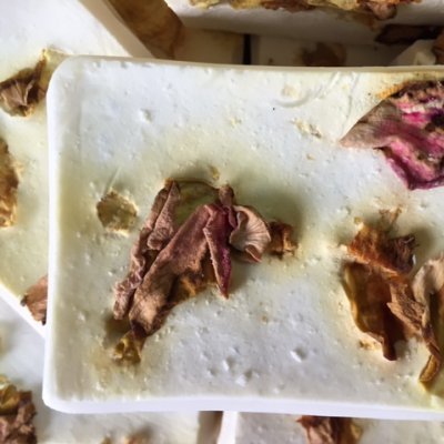 Sabonete branco com pétalas de flores secas embutidas