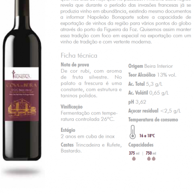 Garrafa de vinho tinto Cova da Beira com rótulo roxo e dourado à esquerda e texto descritivo à direita
