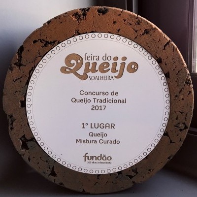 Queijo redondo com etiqueta branca de concurso 2017