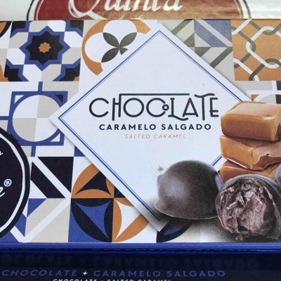 Embalagem colorida de chocolate caramelo salgado da marca Quinta com padrões geométricos