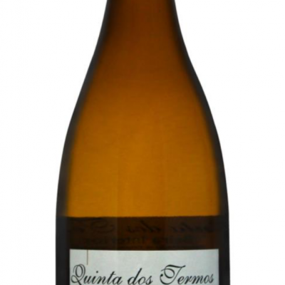 Garrafa de vinho branco Quinta dos Termos Reserva 2018 com rótulo branco e texto em verde e preto