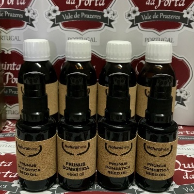Frascos de óleo Prunus Domestica Naturahess com embalagens Quinta da Porta