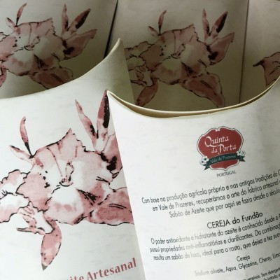 Embalagens de sabão artesanal com design floral e texto descritivo em português