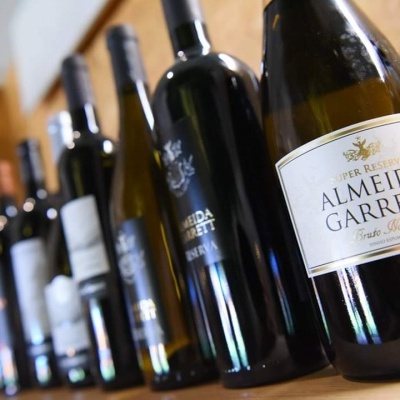 Garrafas de vinho Almeida Garrett alinhadas