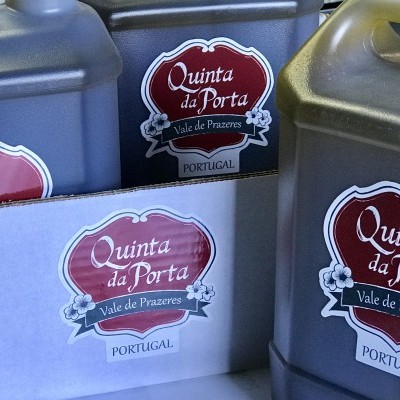 Garrafas com etiquetas Quinta da Porta em caixa de cartão