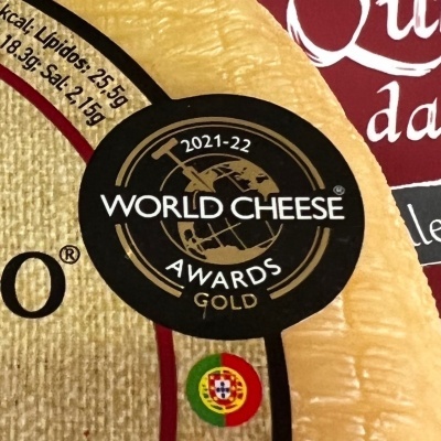 Etiqueta de prémio mundial de queijo 2021-22 num queijo, com selo de Portugal