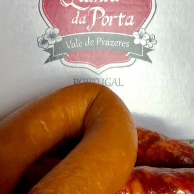 Enchidos com rótulo Quinta da Porta e Vale de Prazeres ao fundo