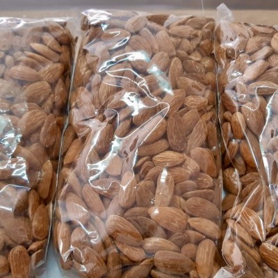 Embalagens transparentes com amêndoas