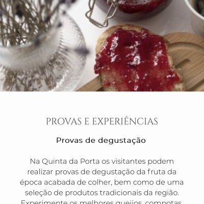 frasco de compota vermelha, pão com compota, chávena de café e vaso com ramos secos