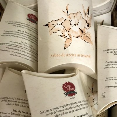 Caixas de sabonete artesanal Sabão de Azeite Artesanal com desenho de folhas e texto em português