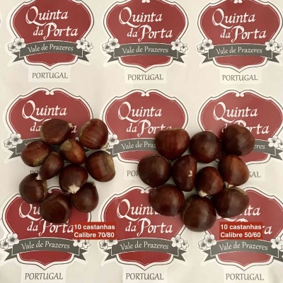 Duas porções de castanhas sobre etiquetas com texto 'Quinta da Porta', 'PORTUGAL' e calibres 70/80 e 50/60