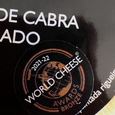Selo World Cheese Awards num queijo de cabra embalado